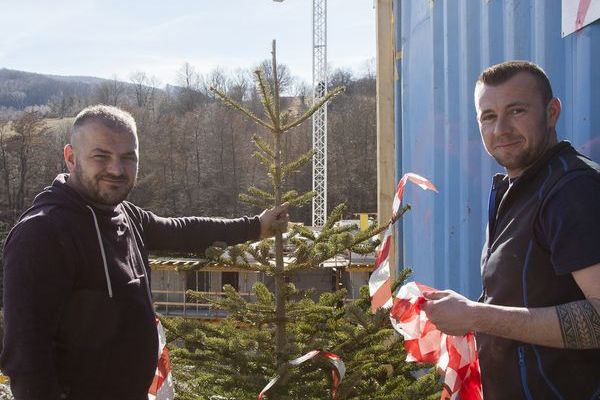 das_dach_ist_drauf_in_der_1_reihe_wienerwald_dachgleiche_baufortschritt