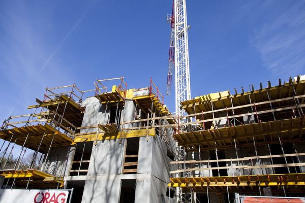 das_dach_ist_drauf_in_der_1_reihe_wienerwald_dachgleiche_baufortschritt