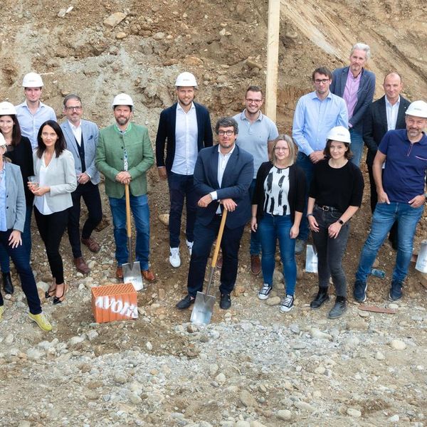 ein_grundstein_fuer_stadt_land_kuss_grundsteinlegung_feier