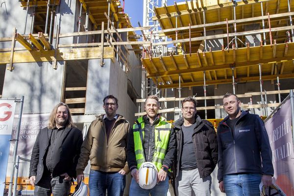 das_dach_ist_drauf_in_der_1_reihe_wienerwald_dachgleiche_baufortschritt