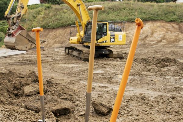 hoch_die_spaten_in_der_1_reihe_wienerwald_spatenstich