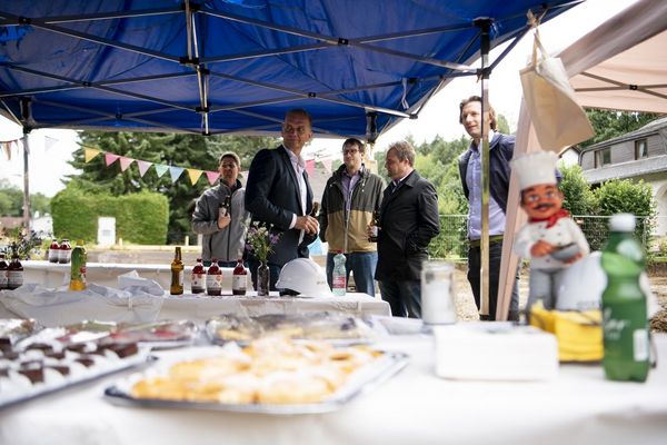 hoch_die_spaten_in_der_1_reihe_wienerwald_spatenstich