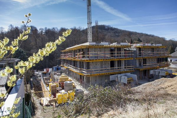 das_dach_ist_drauf_in_der_1_reihe_wienerwald_dachgleiche_baufortschritt