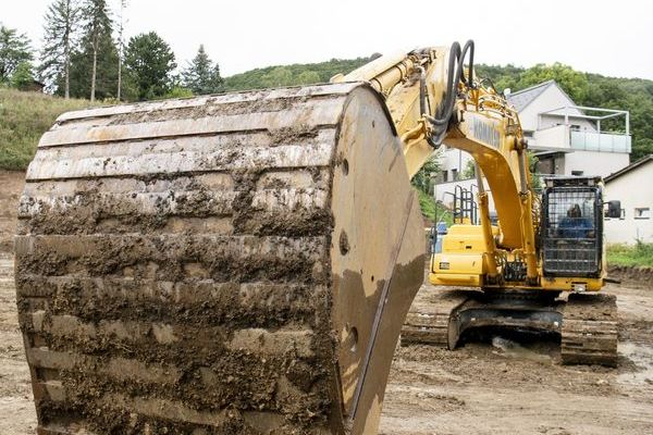 hoch_die_spaten_in_der_1_reihe_wienerwald_spatenstich