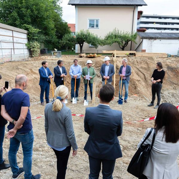 ein_grundstein_fuer_stadt_land_kuss_grundsteinlegung_feier