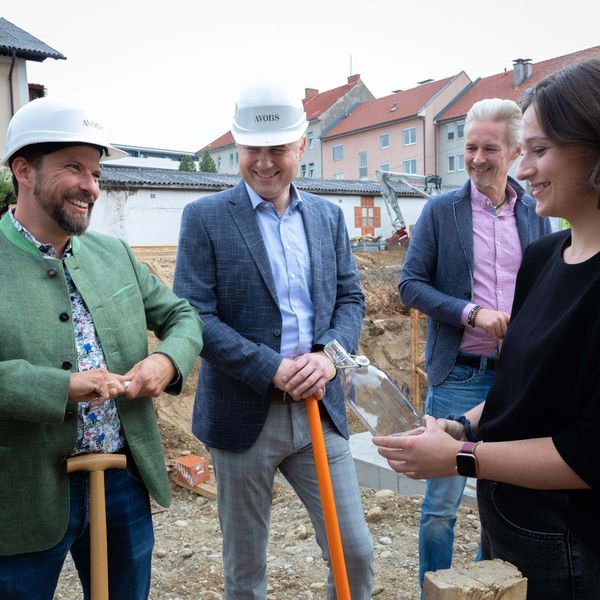 ein_grundstein_fuer_stadt_land_kuss_grundsteinlegung_feier