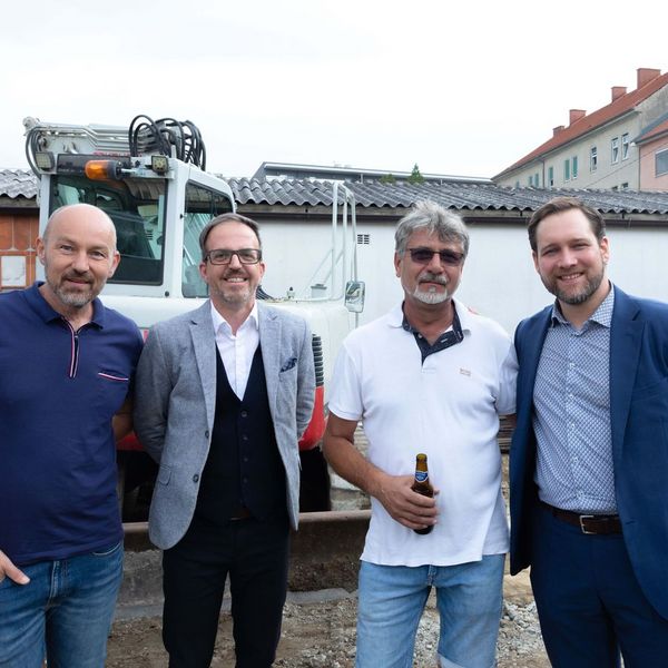 ein_grundstein_fuer_stadt_land_kuss_grundsteinlegung_feier