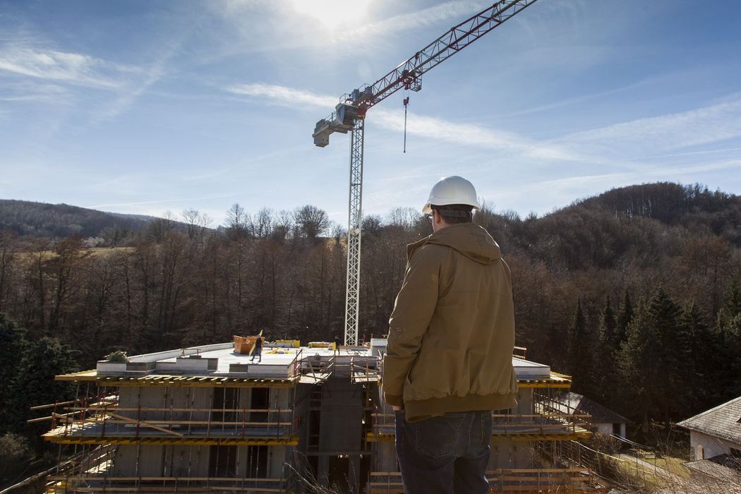 das_dach_ist_drauf_in_der_1_reihe_wienerwald_building_coming_home