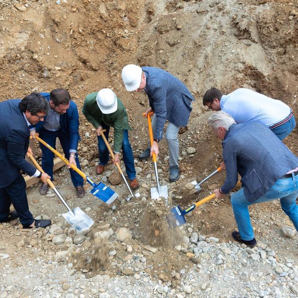 ein_grundstein_fuer_stadt_land_kuss_grundsteinlegung_feier