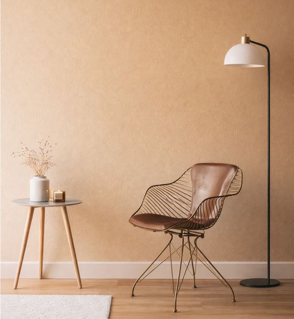 Innenraum, dekoratives Detail, Designersessel mit Tischchen und Stehlampe