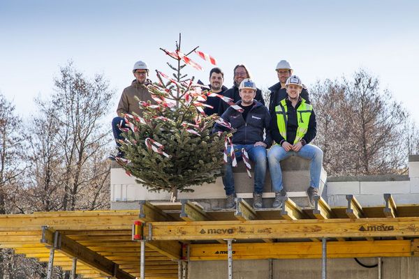 das_dach_ist_drauf_in_der_1_reihe_wienerwald_dachgleiche_baufortschritt