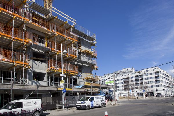 von_fliegenden_waenden_spruehenden_funken_wohnen_in_st_gotthard_baufortschritt