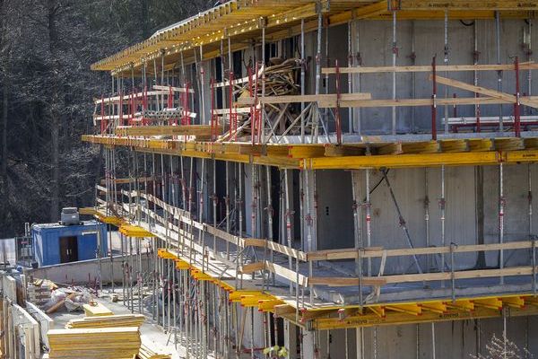 das_dach_ist_drauf_in_der_1_reihe_wienerwald_dachgleiche_baufortschritt