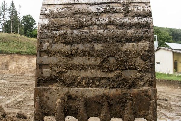 hoch_die_spaten_in_der_1_reihe_wienerwald_spatenstich