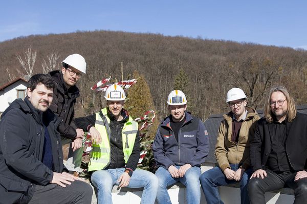 das_dach_ist_drauf_in_der_1_reihe_wienerwald_dachgleiche_gleichenfeier