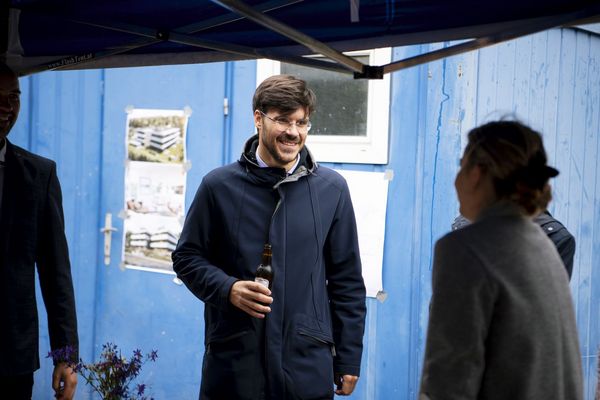 hoch_die_spaten_in_der_1_reihe_wienerwald_spatenstich