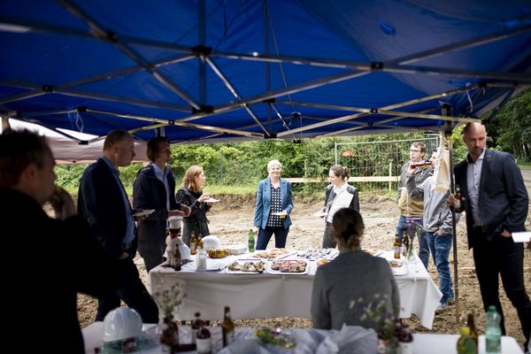 hoch_die_spaten_in_der_1_reihe_wienerwald_spatenstich