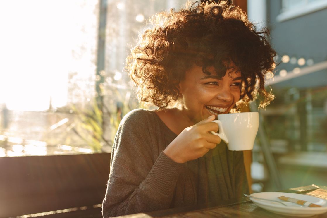 Woman drinking coffee at a coffee shop cafe_im_zentrum_landgutviertel