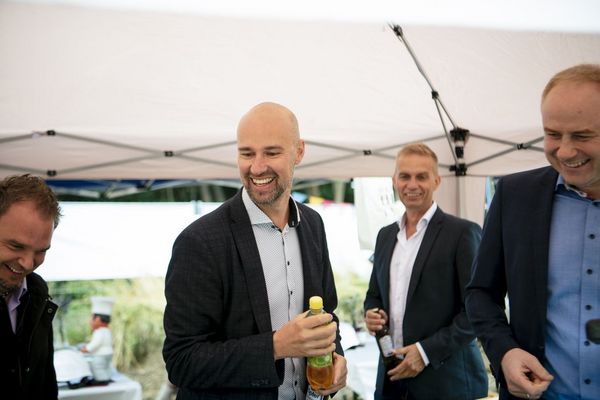 hoch_die_spaten_in_der_1_reihe_wienerwald_spatenstich