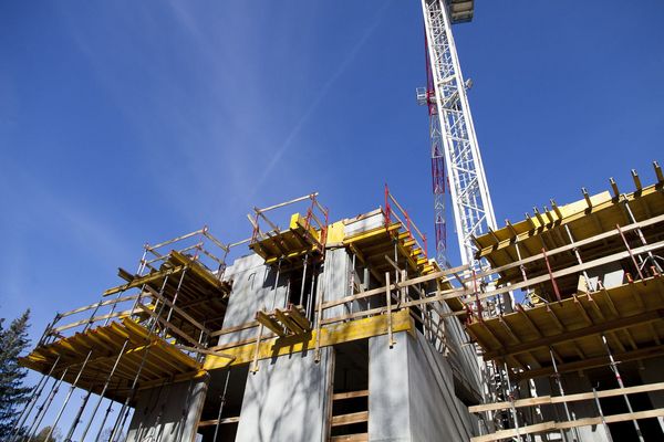 das_dach_ist_drauf_in_der_1_reihe_wienerwald_dachgleiche_baufortschritt