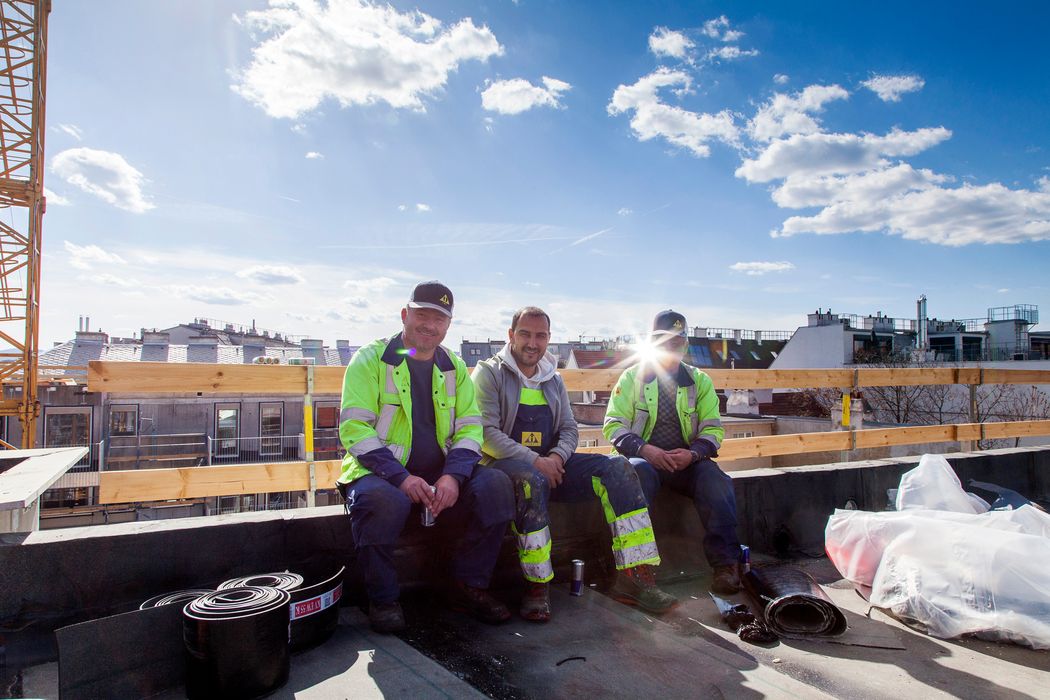 Bauarbeiter machen Pause am Dach