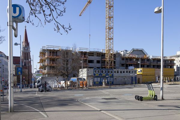 von_fliegenden_waenden_spruehenden_funken_wohnen_in_st_gotthard_baustelle