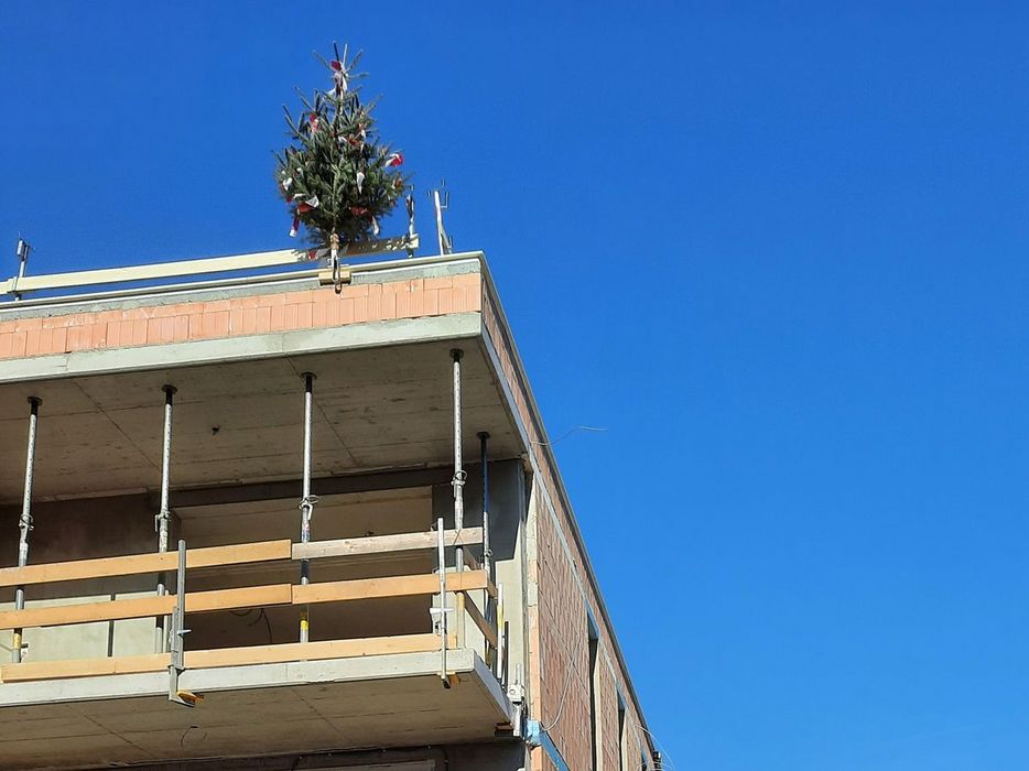 dachgleiche_fuer_stadtlandkuss_building_coming_home