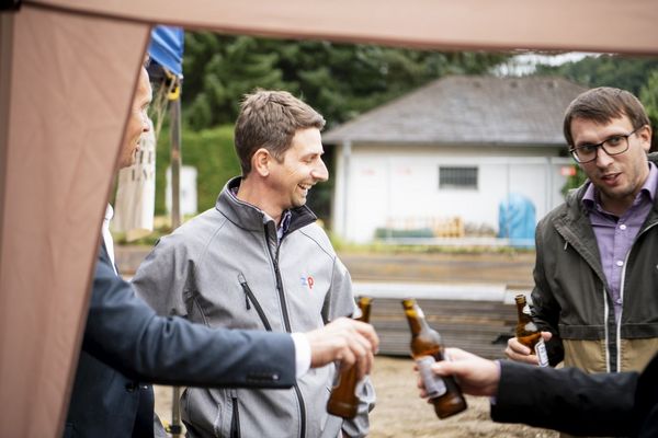 hoch_die_spaten_in_der_1_reihe_wienerwald_spatenstich